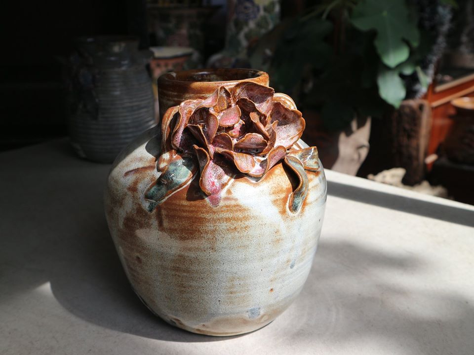 Bình vuốt tay, hoa đắp nổi 3 quai, H17 cm