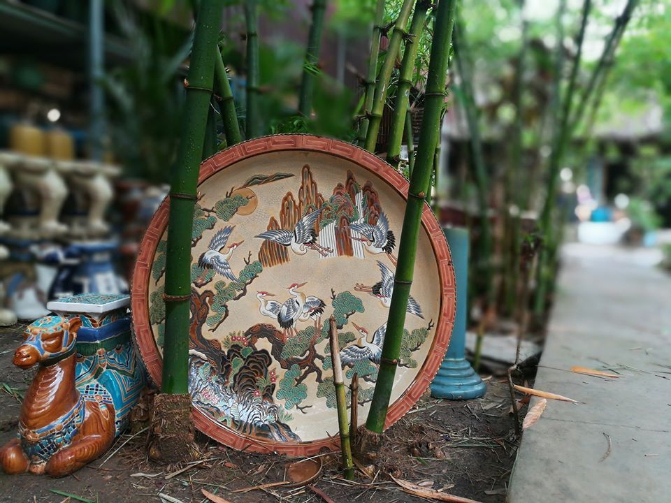 Đĩa mỹ nghệ đề tài Tùng hạc Diên niên, gốm thủ công Nam Bộ, R95cm