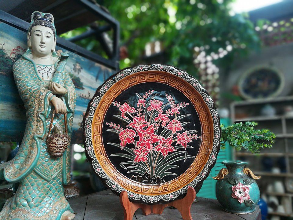 Đĩa gốm mỹ nghệ đề tài Hoa cúc, D52 cm
