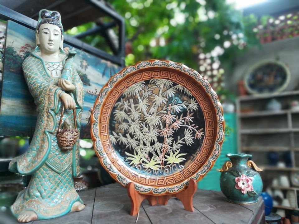 Đĩa gốm mỹ nghệ đề tài Hoa cúc, D52 cm