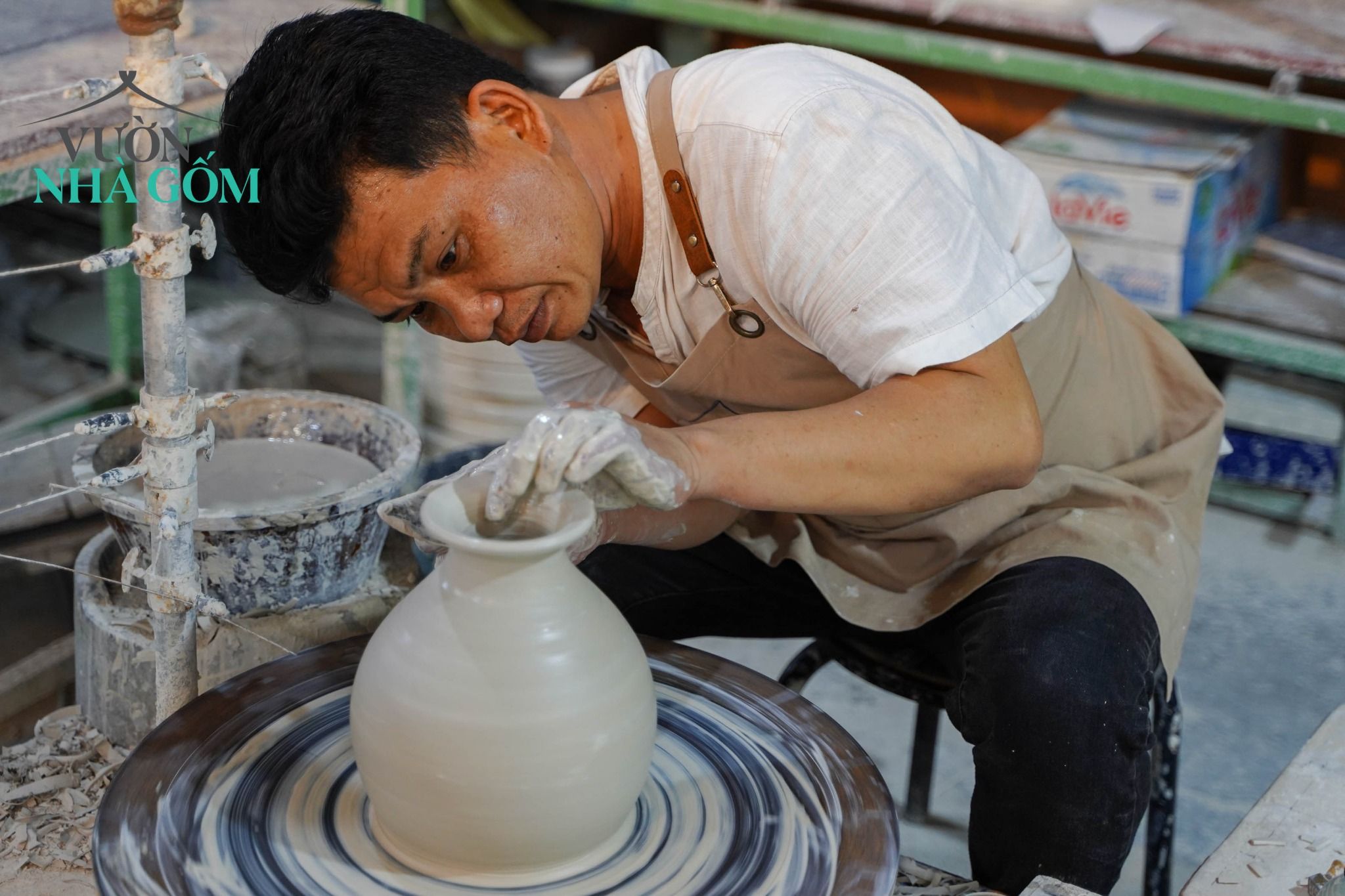 Bình gốm sáng tác, thực hiện hoàn toàn thủ công, nghệ nhân Dương Minh Tâm