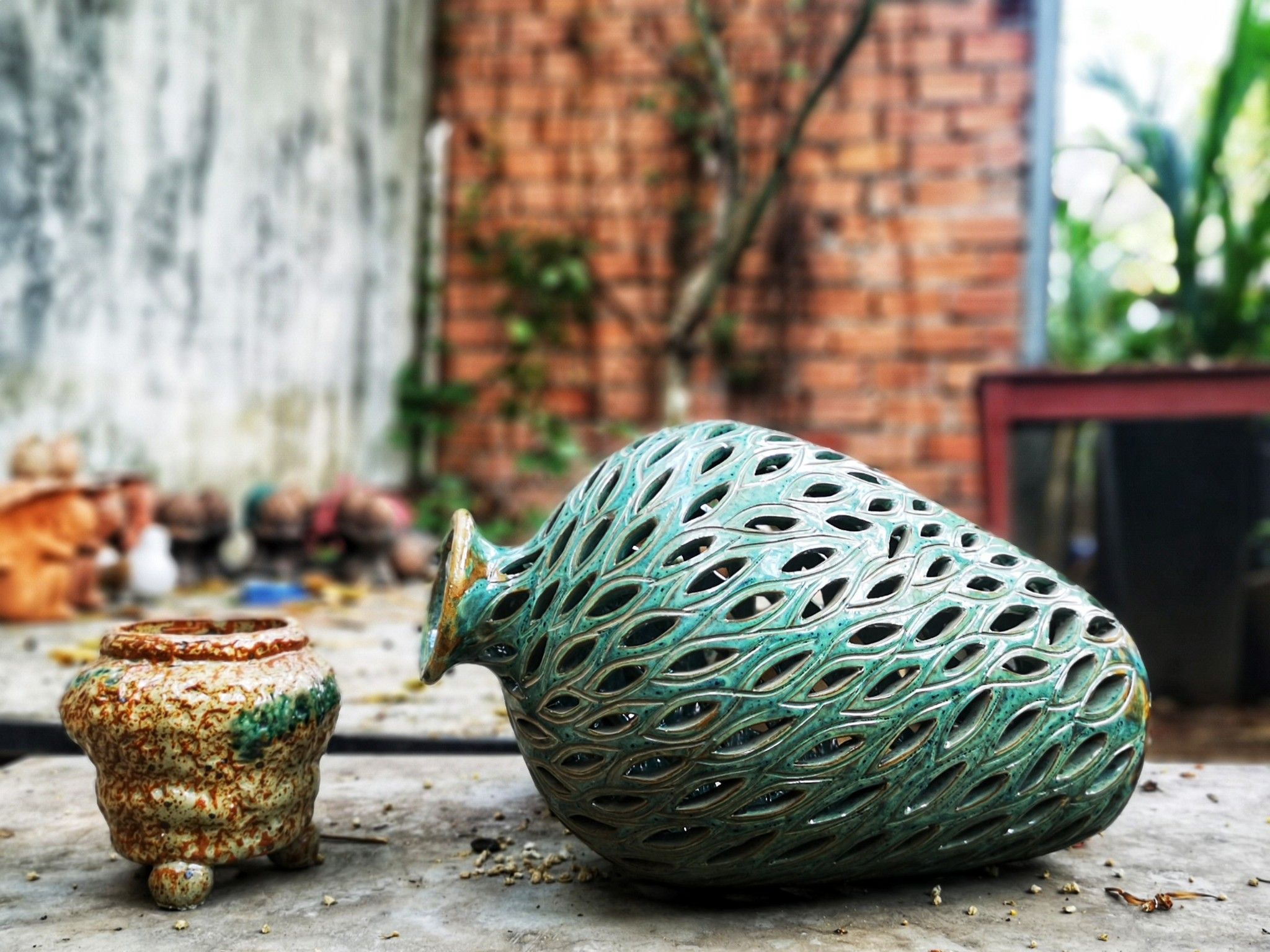 Bình vuốt tay, chạm lọng men xanh đồng, H30 cm