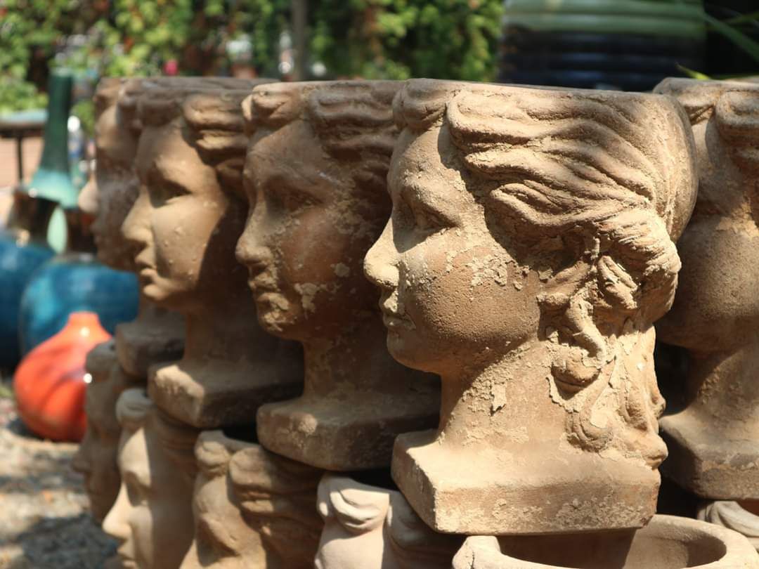 Chậu đất nung cô gái điệu, C28 x R20cm