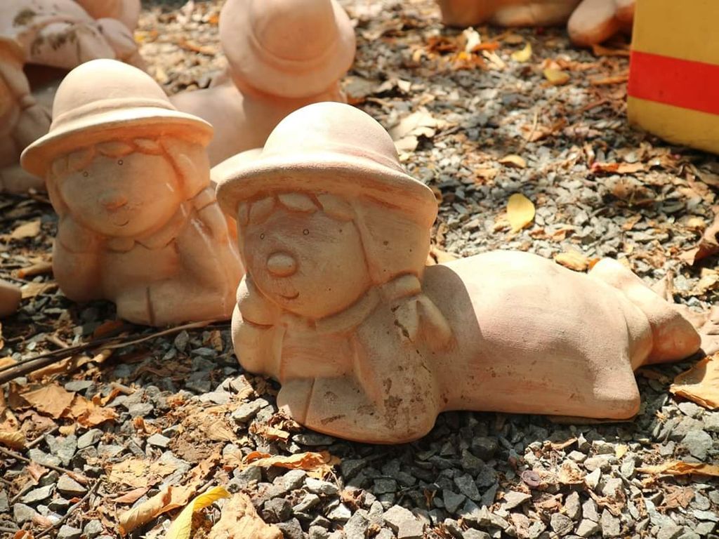 Tượng đất nung bé búp bê, C30 x D50 cm