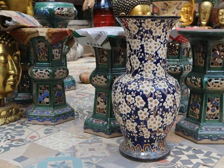 Bình hoa mai trắng nền xanh dương, H60 cm