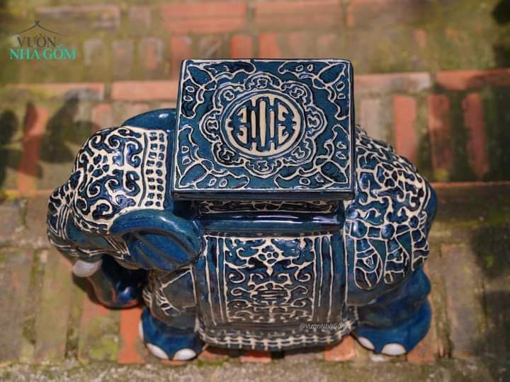 Đôn voi Nam bộ vòi xuống, hoa văn dây lá, men xanh dương, C43 x R50cm