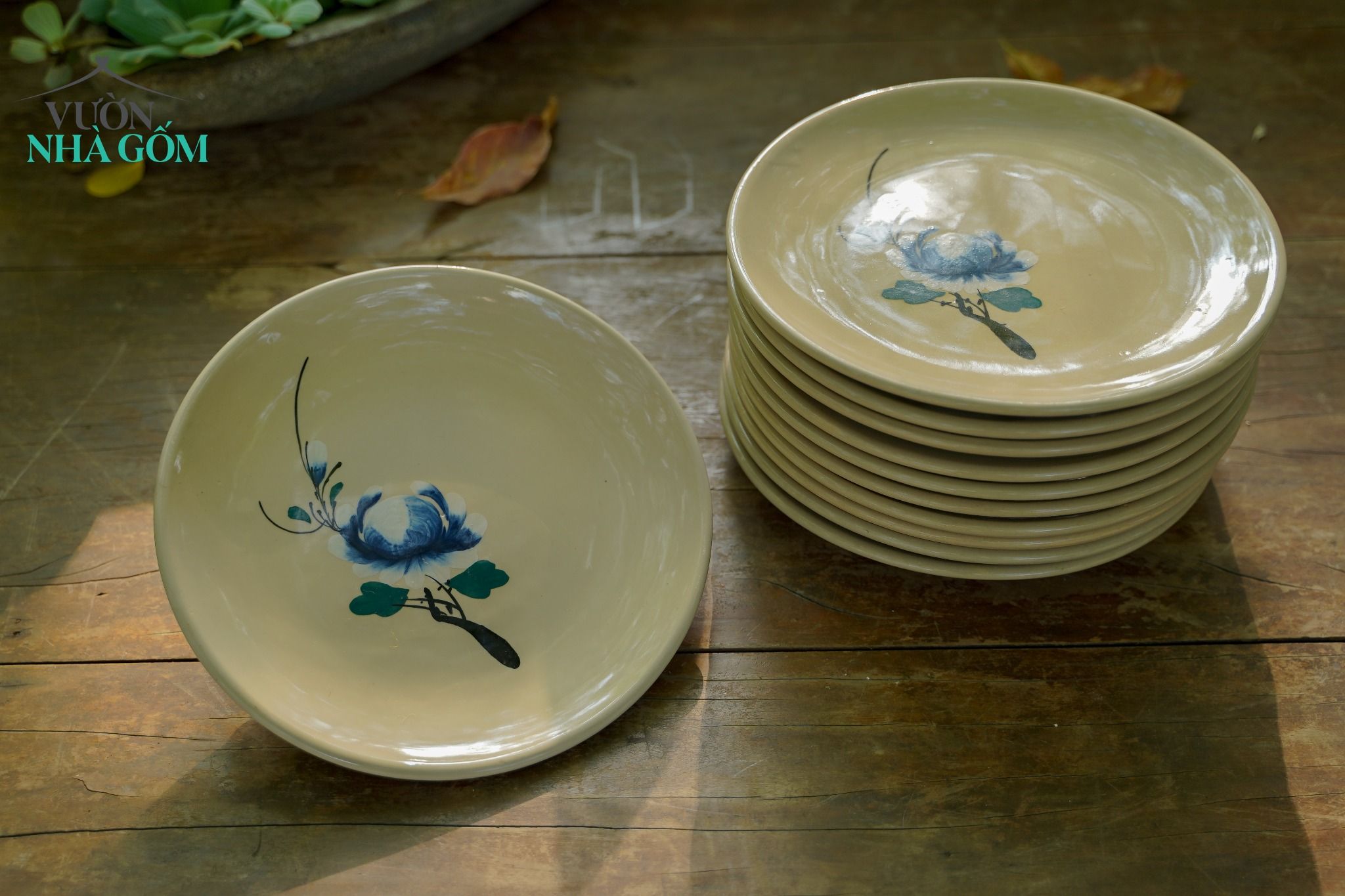Dĩa dẹt tròn vẽ tay họa tiết bông xanh , chén bát Lái Thiêu, R27xC2 cm