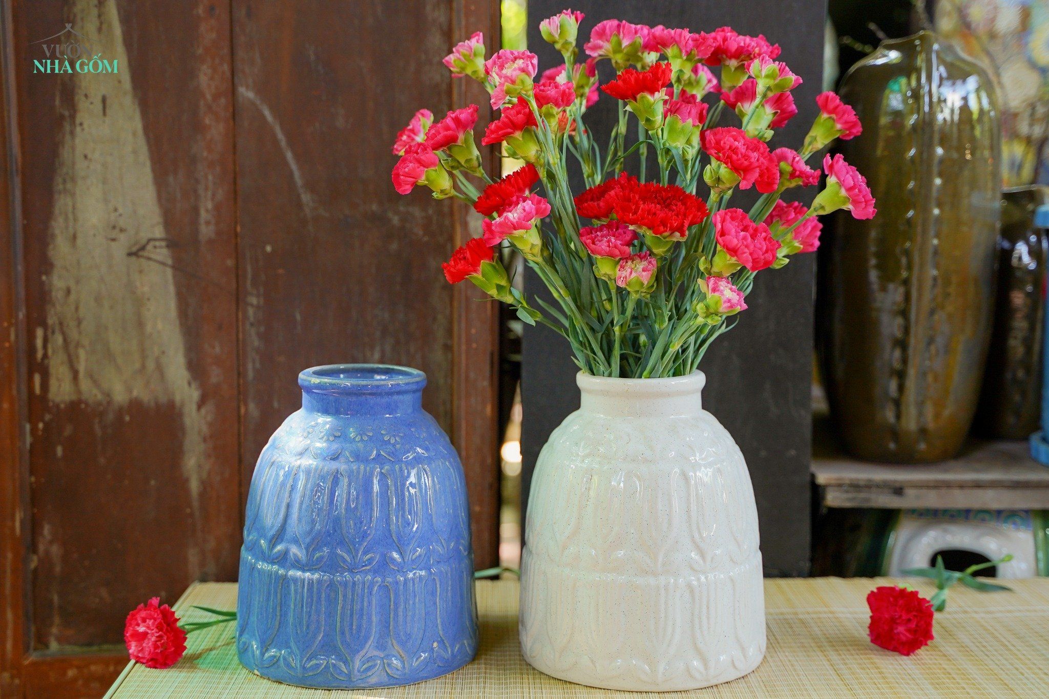 Bình cắm hoa, họa tiết hoa Tulip, men trắng muối tiêu và xanh dương, Cao 23cm x Miệng 10cm