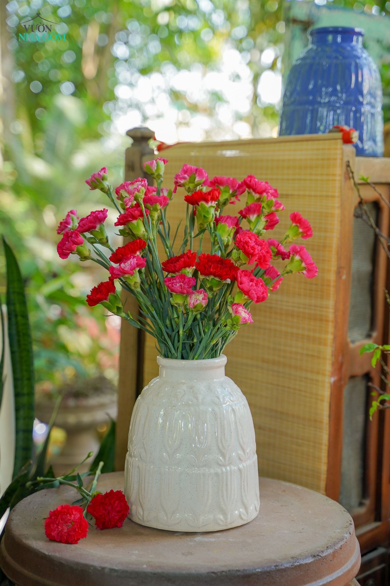 Bình cắm hoa, họa tiết hoa Tulip, men trắng muối tiêu và xanh dương, Cao 23cm x Miệng 10cm