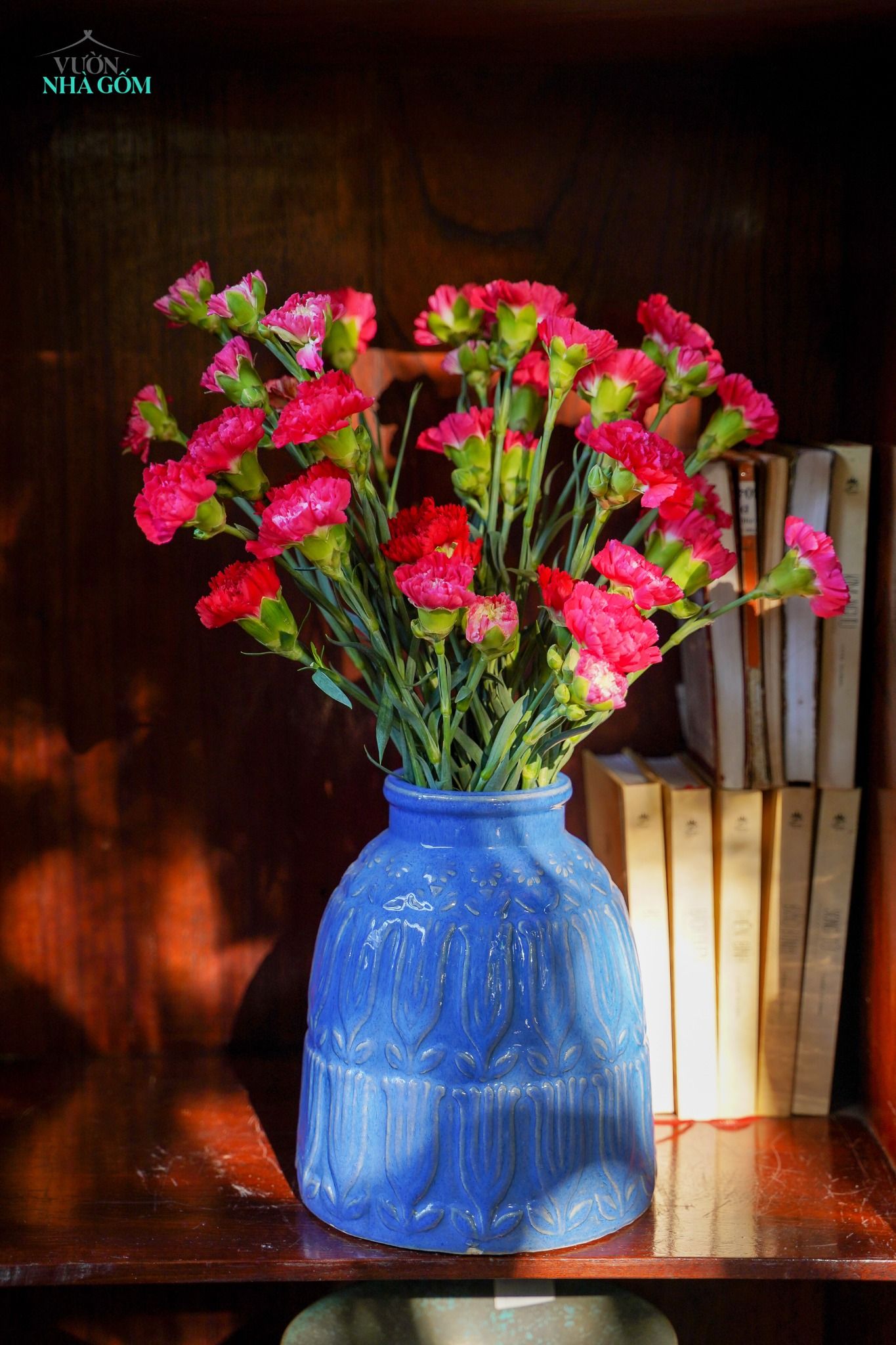 Bình cắm hoa, họa tiết hoa Tulip, men trắng muối tiêu và xanh dương, Cao 23cm x Miệng 10cm