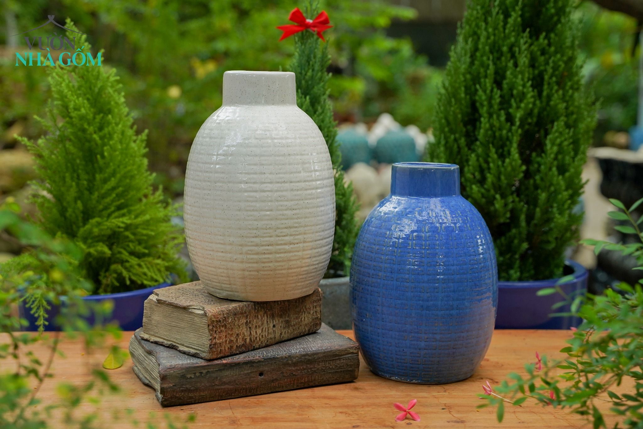 Bình cắm hoa, dáng tròn bầu, men trắng muối tiêu và xanh dương, Cao 24cm x Rộng 16cm