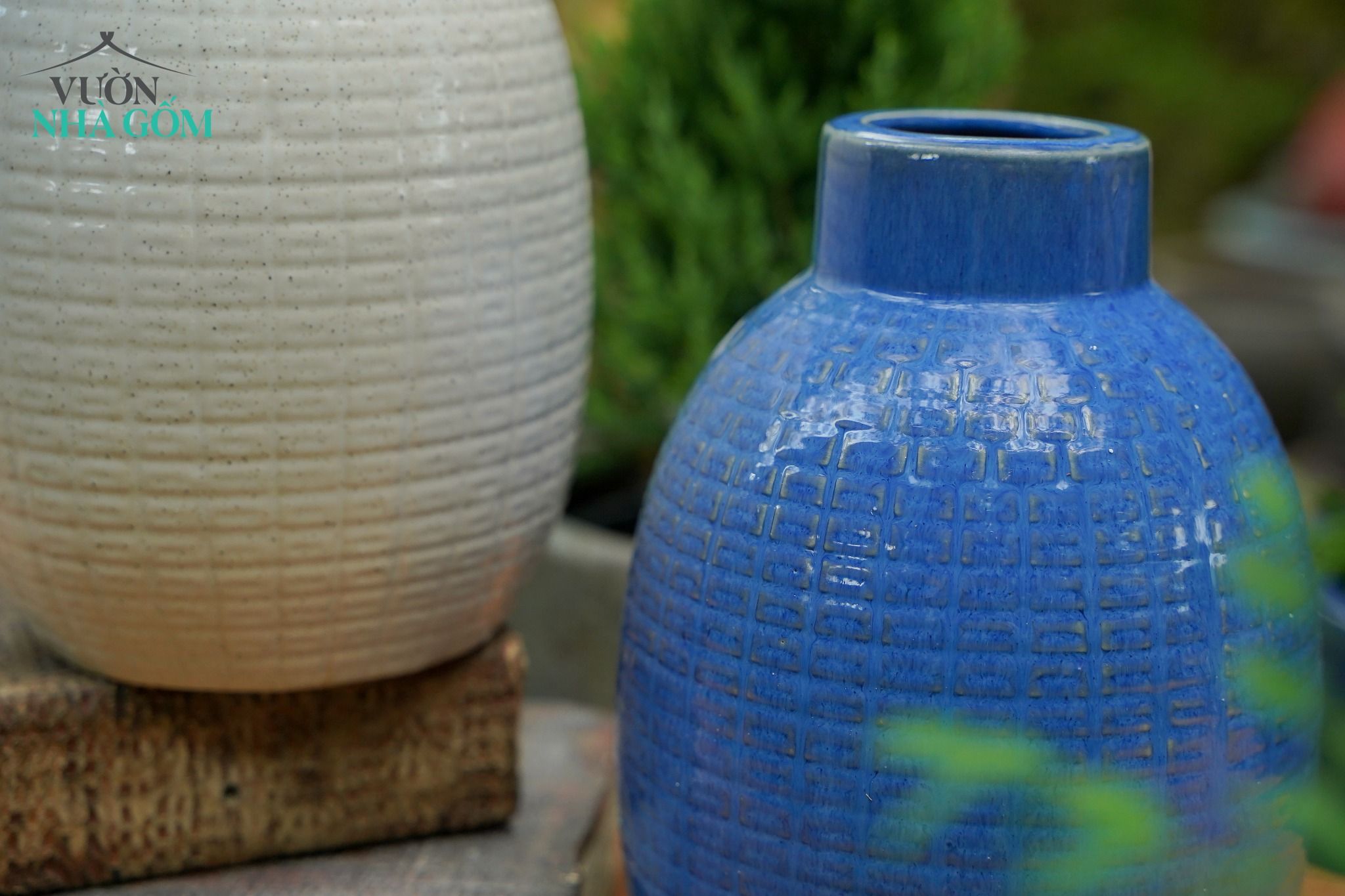 Bình cắm hoa, dáng tròn bầu, men trắng muối tiêu và xanh dương, Cao 24cm x Rộng 16cm
