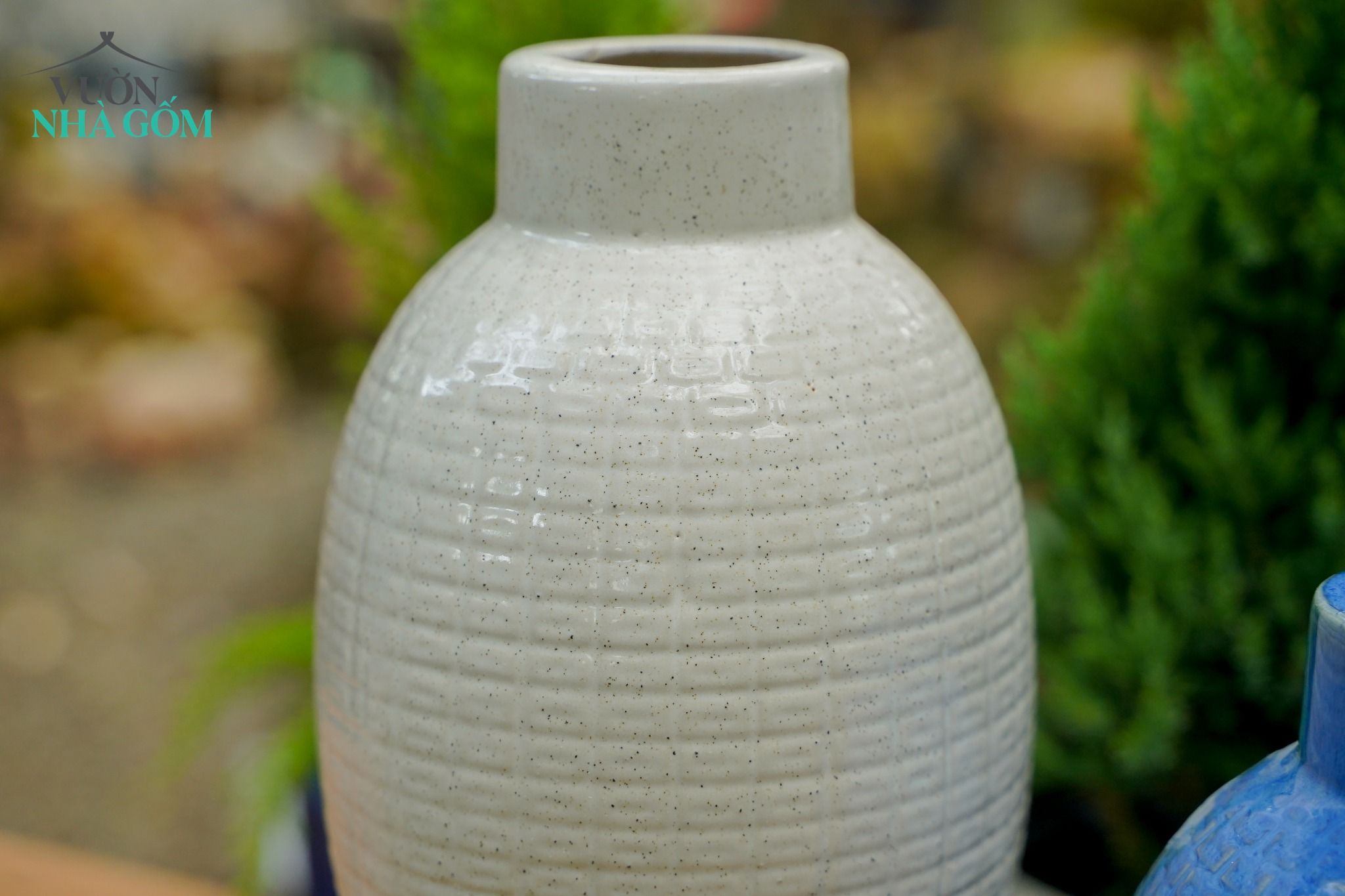 Bình cắm hoa, dáng tròn bầu, men trắng muối tiêu và xanh dương, Cao 24cm x Rộng 16cm