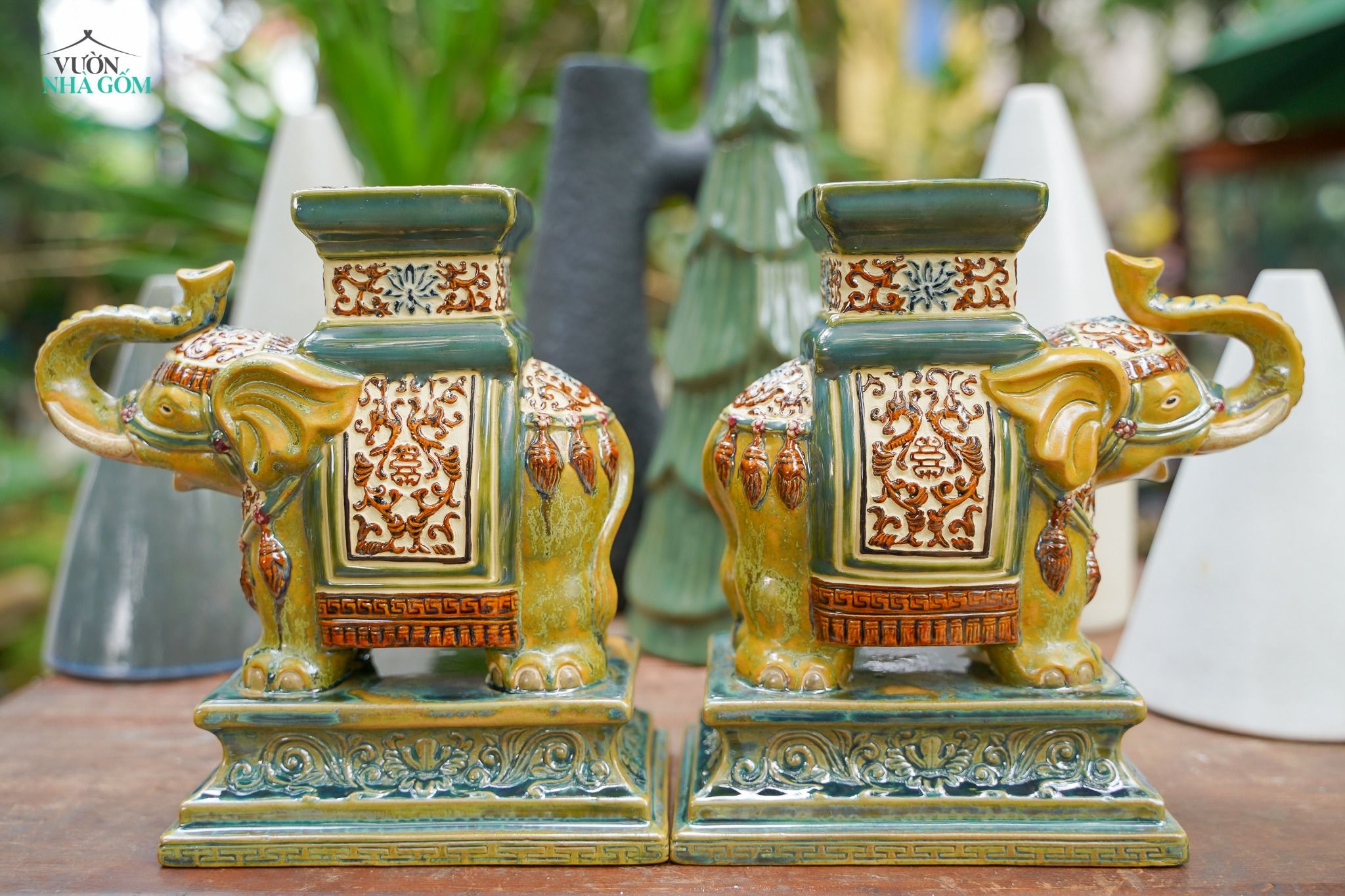 Đôn voi Thủ Biên để bàn vòi lên, quà tặng gốm cao cấp, Gốm Thủ Biên, Cao 20 x Dài 19cm-SP002148