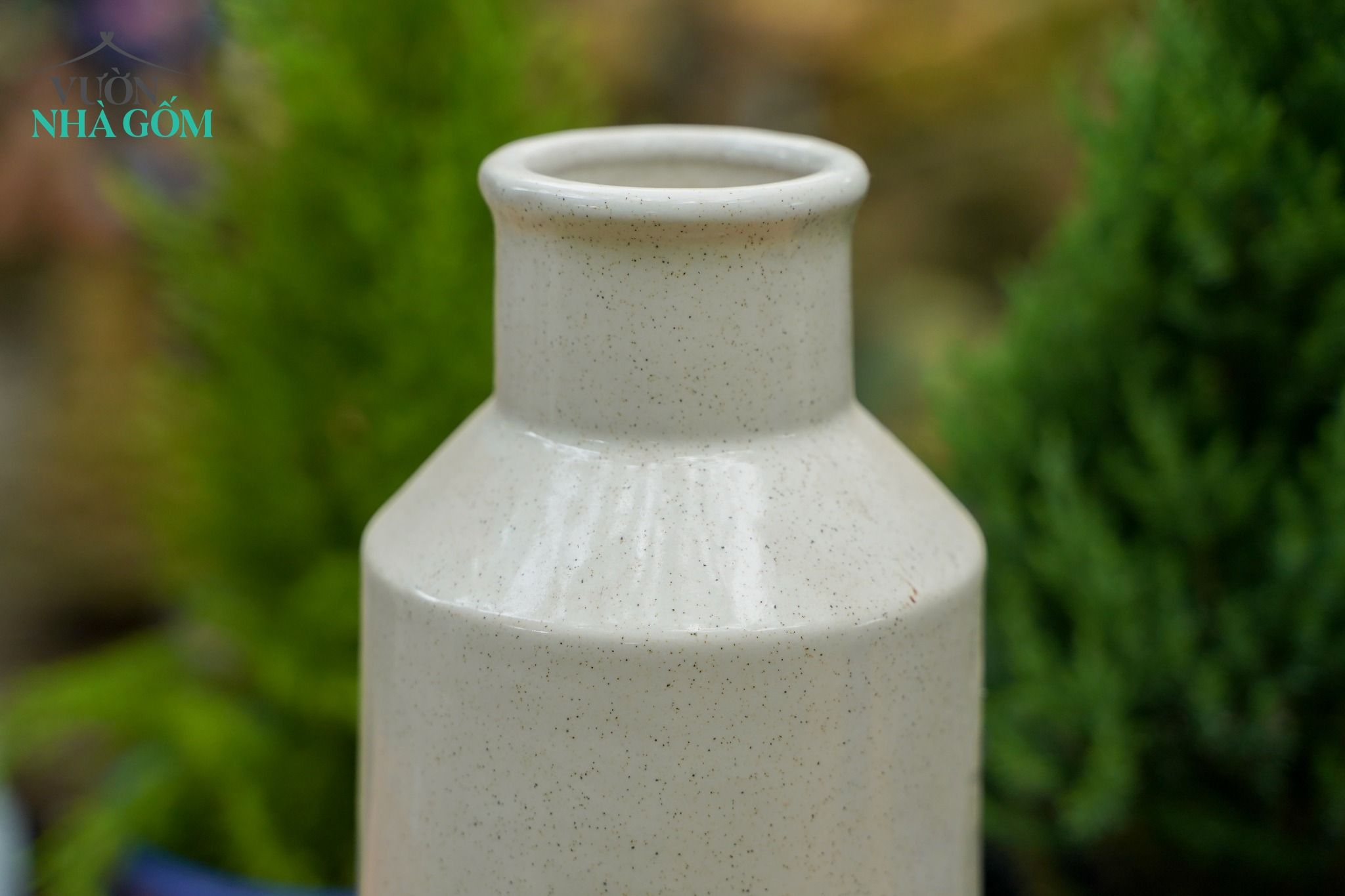 Bình cắm hoa, dáng trụ họa tiết ô vuông, men trắng muối tiêu và xanh dương, Cao 22.5cm x Rộng 13cm