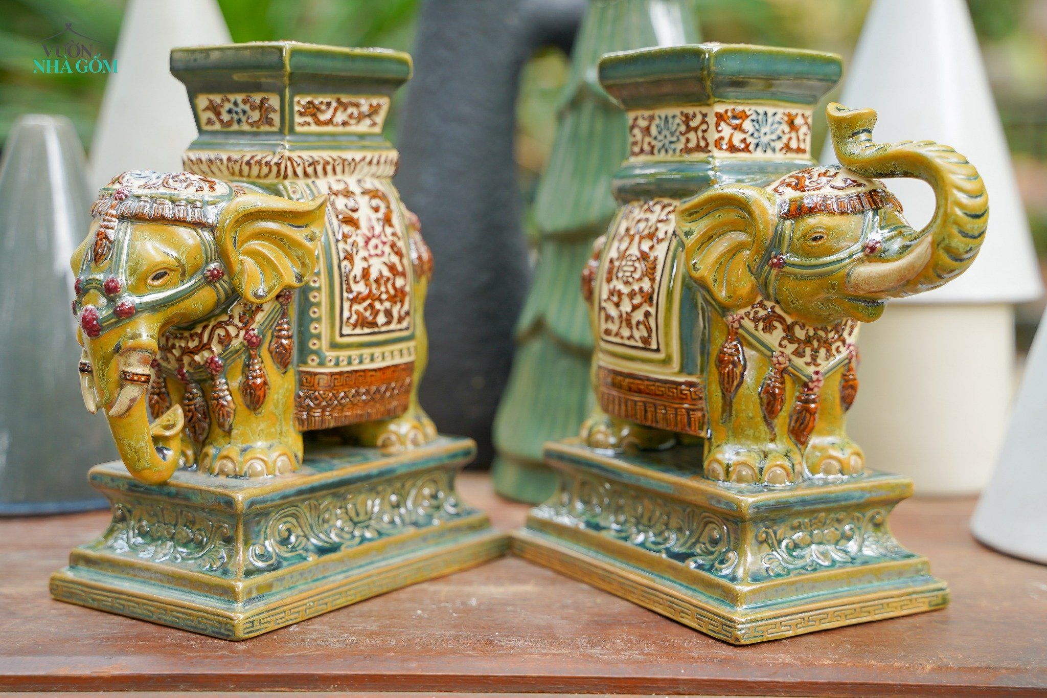 Đôn voi Thủ Biên để bàn vòi lên, quà tặng gốm cao cấp, Gốm Thủ Biên, Cao 20 x Dài 19cm-SP002148