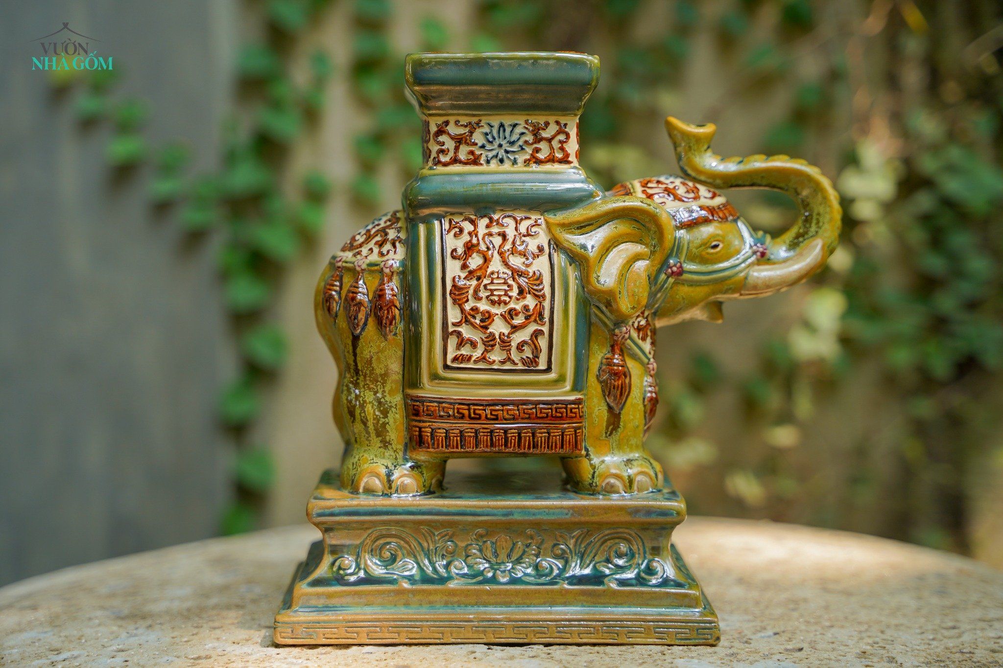Đôn voi Thủ Biên để bàn vòi lên, quà tặng gốm cao cấp, Gốm Thủ Biên, Cao 20 x Dài 19cm-SP002148