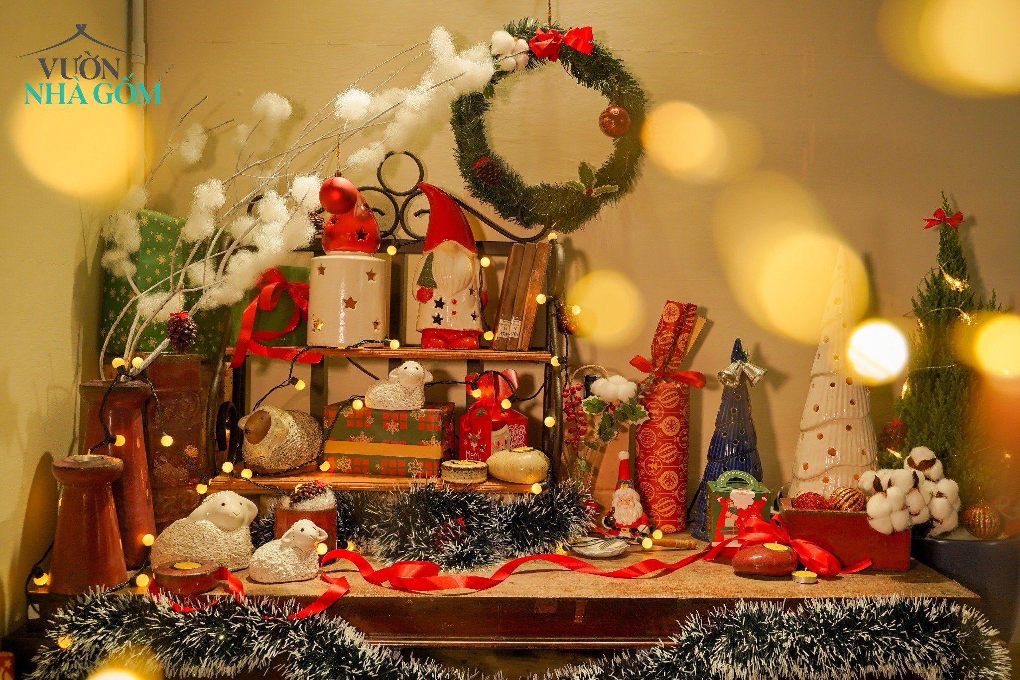 Tượng ông già Noel màu trắng cầm cây thông có lọng, H30