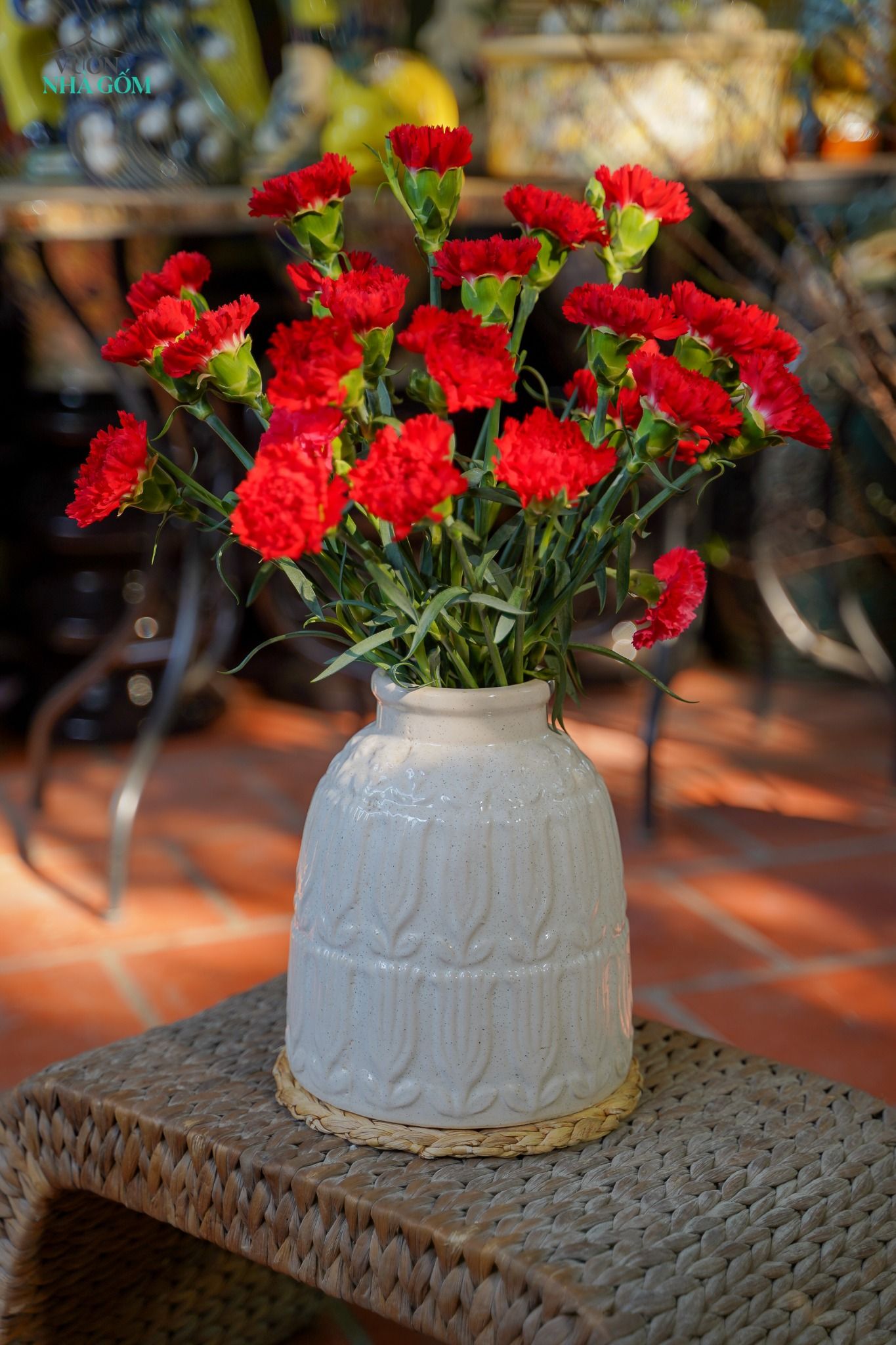 Bình cắm hoa, họa tiết hoa Tulip, men trắng muối tiêu và xanh dương, Cao 23cm x Miệng 10cm