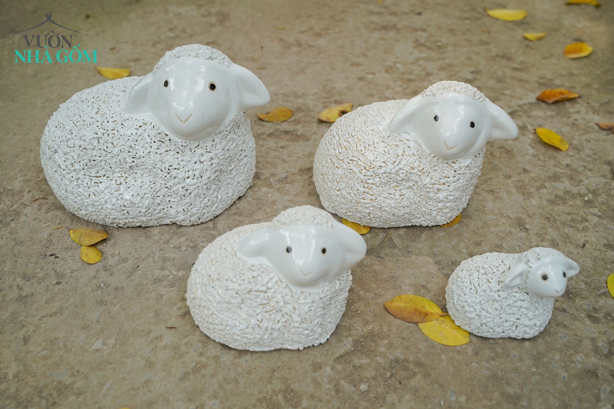 Cừu nằm trắng trung, gốm trang trí Noel và sân vườn, D20xC16 (cm)