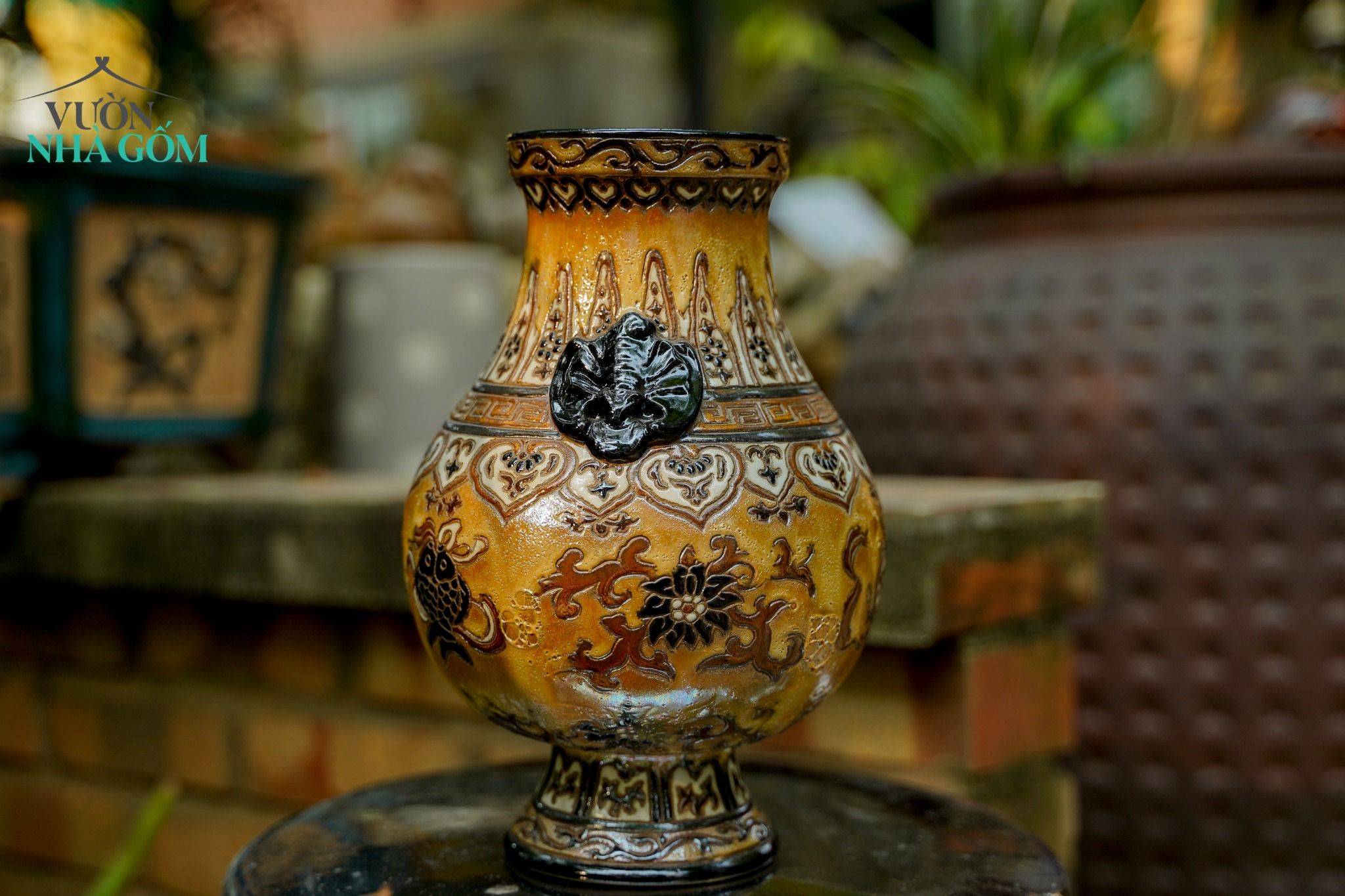 Bình gốm sáng tác, thực hiện hoàn toàn thủ công, nghệ nhân Dương Minh Tâm