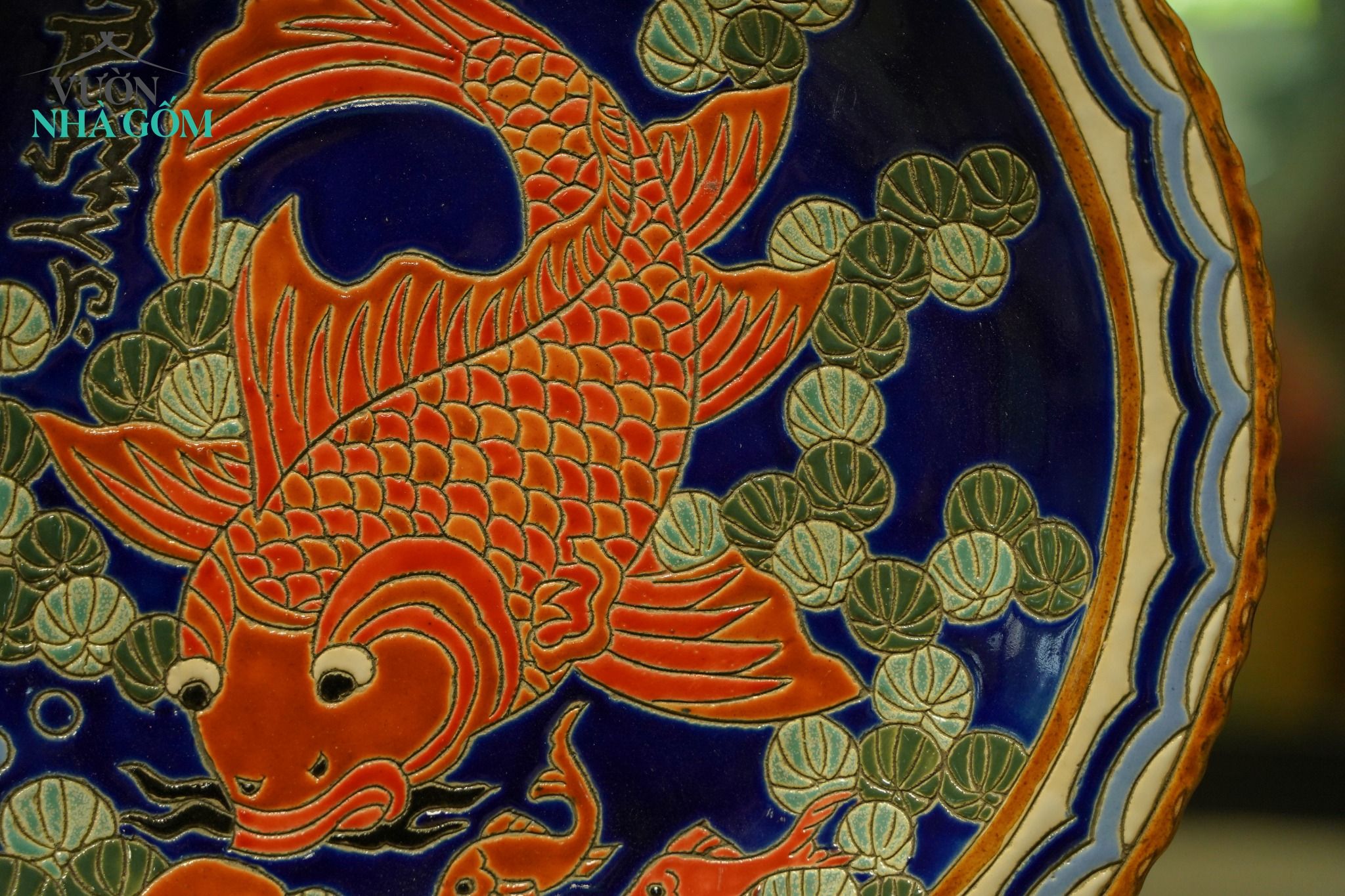 Dĩa mỹ nghệ khắc đề tài Lý Ngư Vọng Nguyệt - Cá chép trông trăng - Nền xanh Cobalt - Rộng 36cm- SP001940