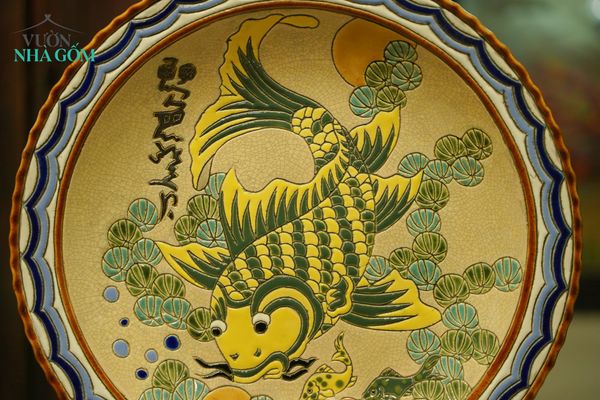  Dĩa mỹ nghệ khắc đề tài Lý Ngư Vọng Nguyệt - Cá chép trông trăng -  Nền men trắng rạn - Rộng 36cm 
