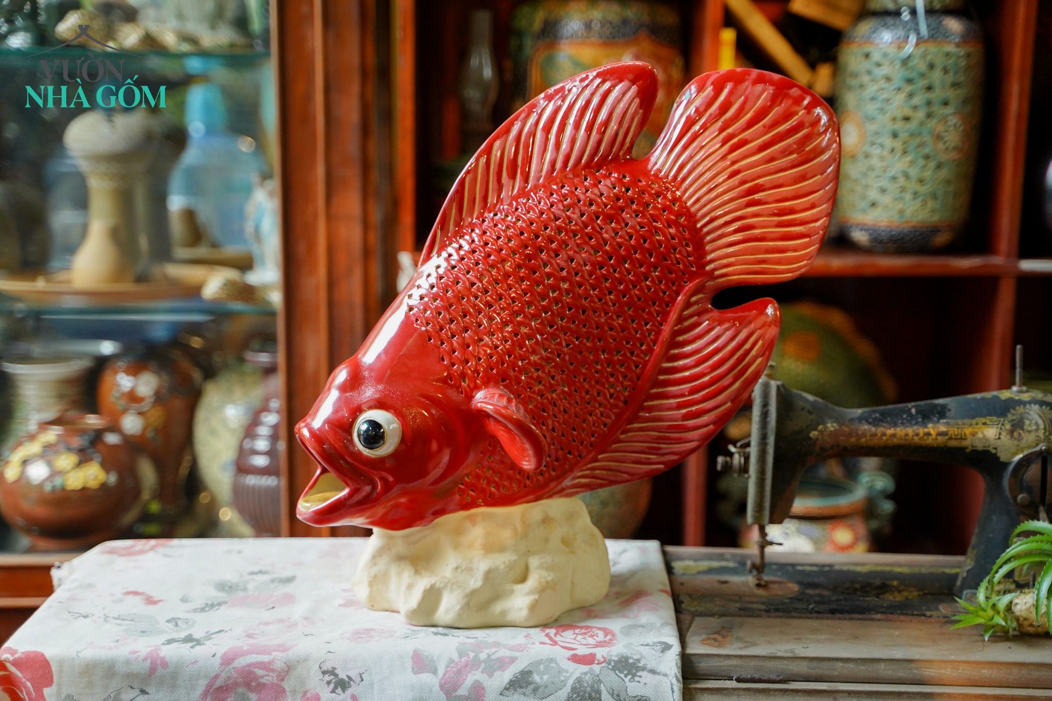 Cá Tai Tượng lọng đỏ, trang trí lọng đèn, gốm thủ công mỹ nghệ Nam Bộ, C48xD45 cm