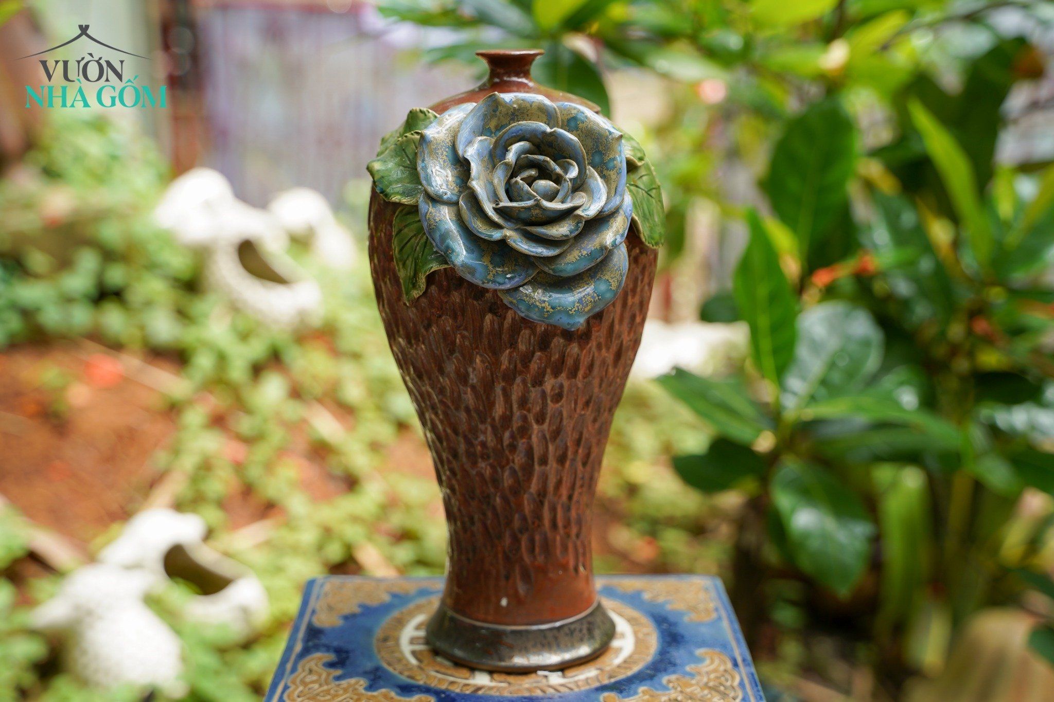 Bình vuốt tay, họa tiết hoa đắp nổi, gốm Thủ Biên, H30cm