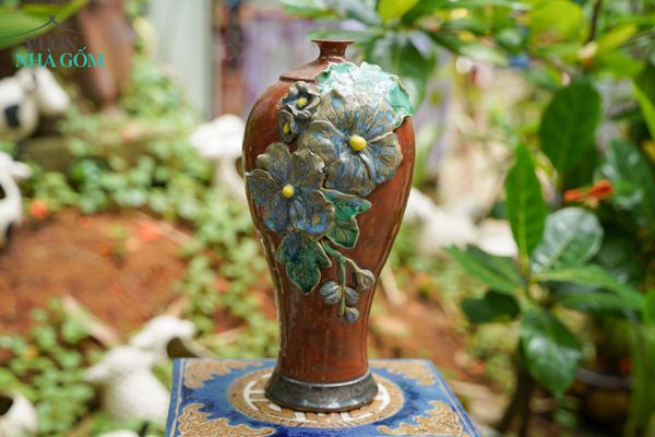  Bình vuốt tay, họa tiết hoa đắp nổi, gốm Thủ Biên, H30cm 