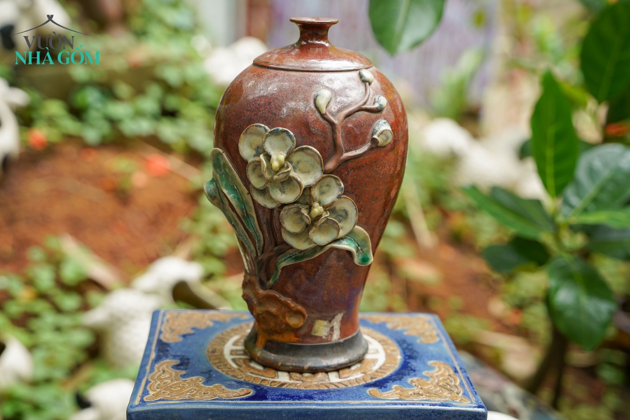Bình vuốt tay, họa tiết HOA MAI đắp nổi, gốm Thủ Biên, H25cm