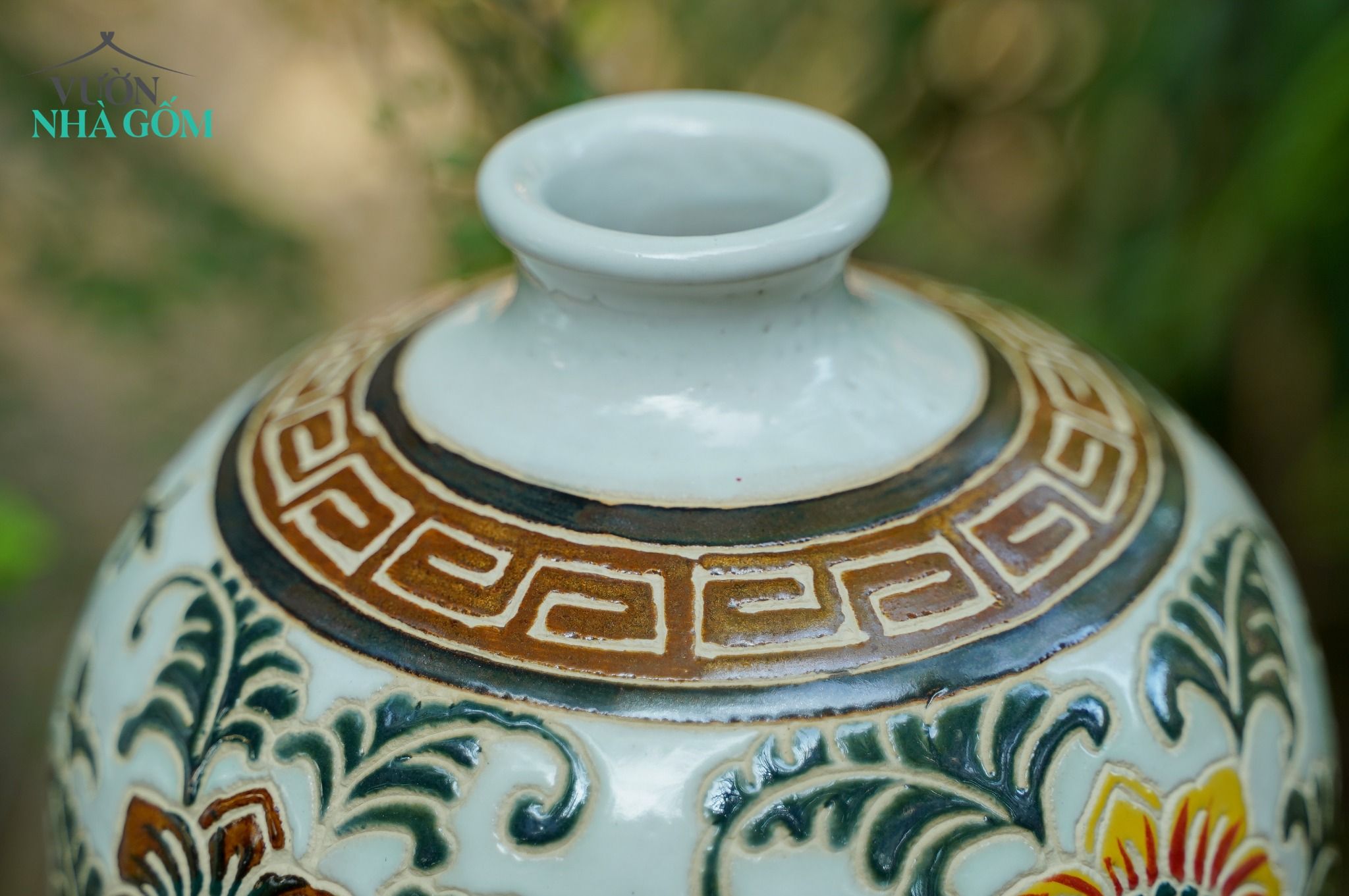 Bộ hai bình dây lá thủ công nền trắng ngà, gốm Thủ Biên