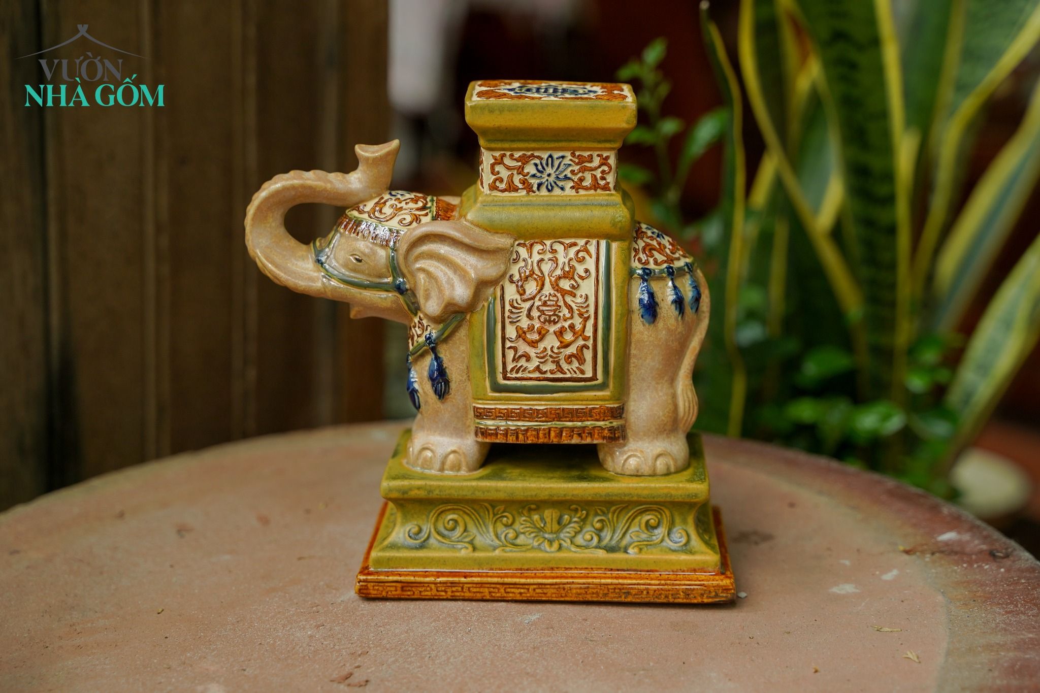 Đôn voi Thủ Biên để bàn vòi lên, quà tặng gốm cao cấp, Gốm Thủ Biên, Cao 20 x Dài 19cm-SP002148
