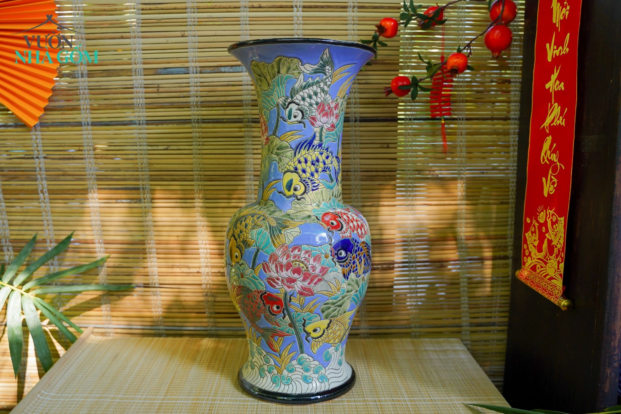 Bình gốm mỹ nghệ, chạm khắc hoa sen và cá, miệng loe, gốm thủ công Nam Bộ, C60 cm