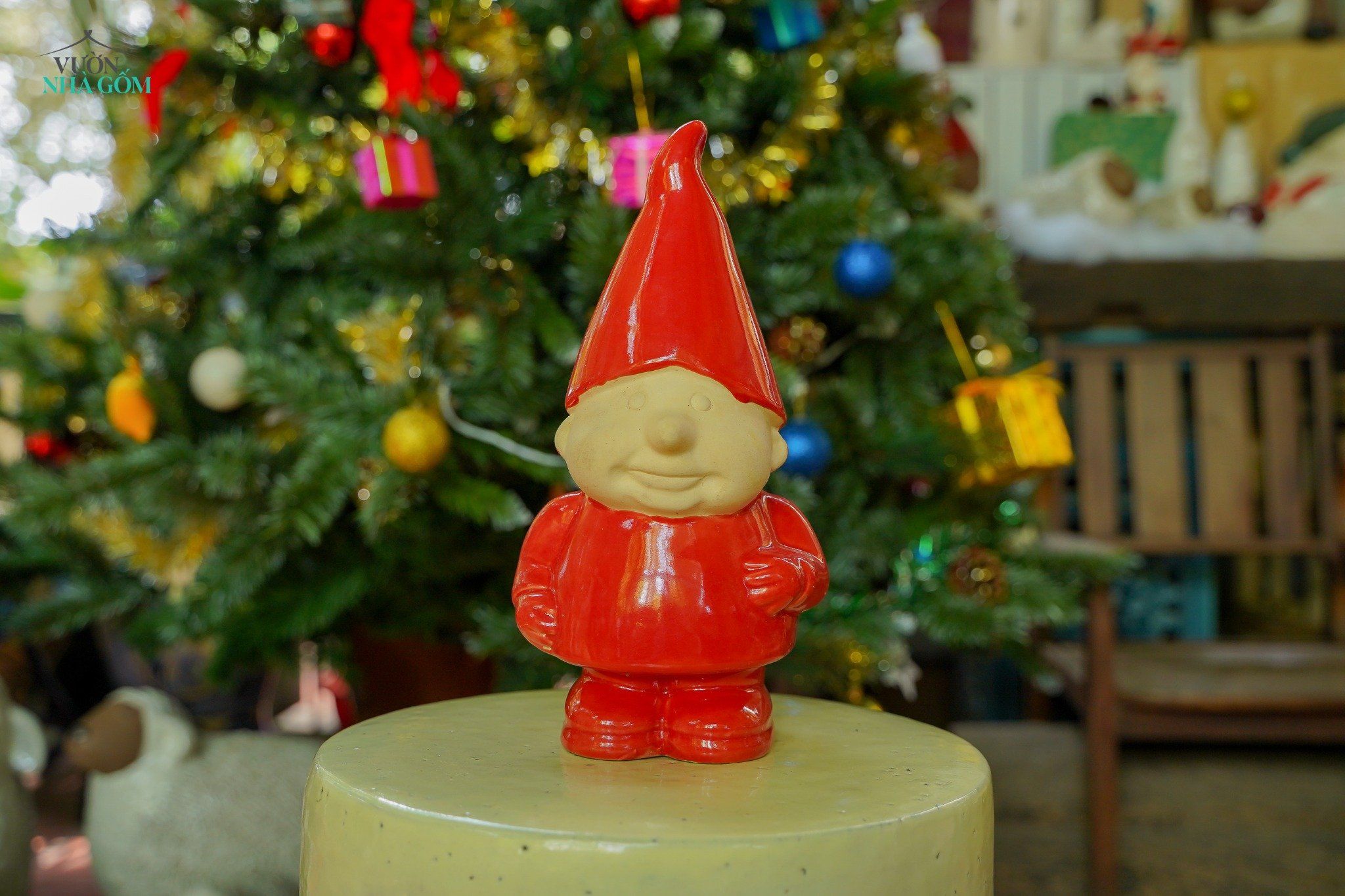 Cậu bé Noel trơn mũi cao men đỏ, gốm Nam Bộ, H30