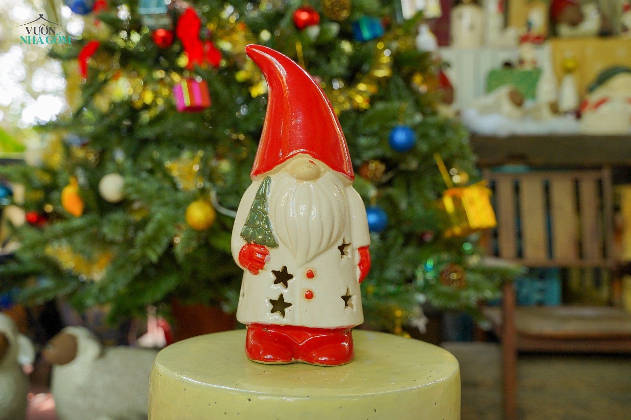Tượng ông già Noel màu trắng cầm cây thông có lọng, H30