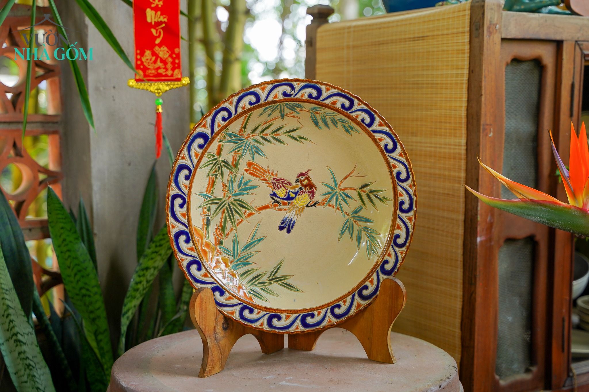 Đĩa mỹ nghệ đề tài Hoa Cúc size nhỏ, gốm thủ công Nam Bộ, D32 cm