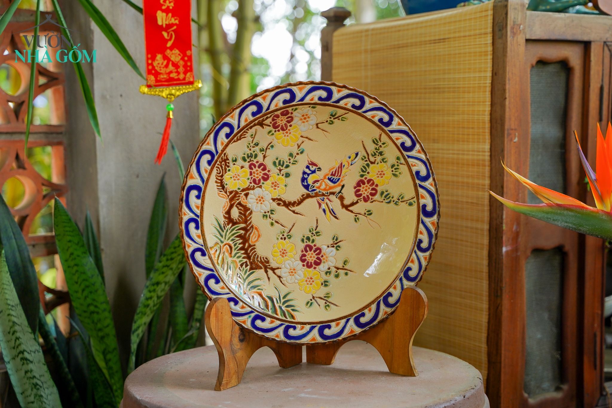 Đĩa mỹ nghệ đề tài Hoa Cúc size nhỏ, gốm thủ công Nam Bộ, D32 cm