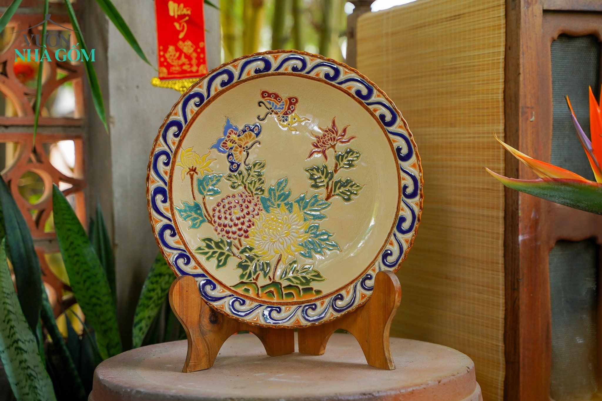 Đĩa mỹ nghệ đề tài Hoa Cúc size nhỏ, gốm thủ công Nam Bộ, D32 cm