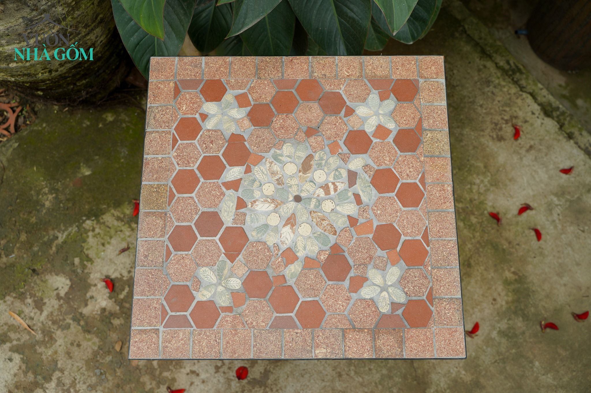 Bàn vuông gạch cam viền cam, gốm Mosaic, R60cm