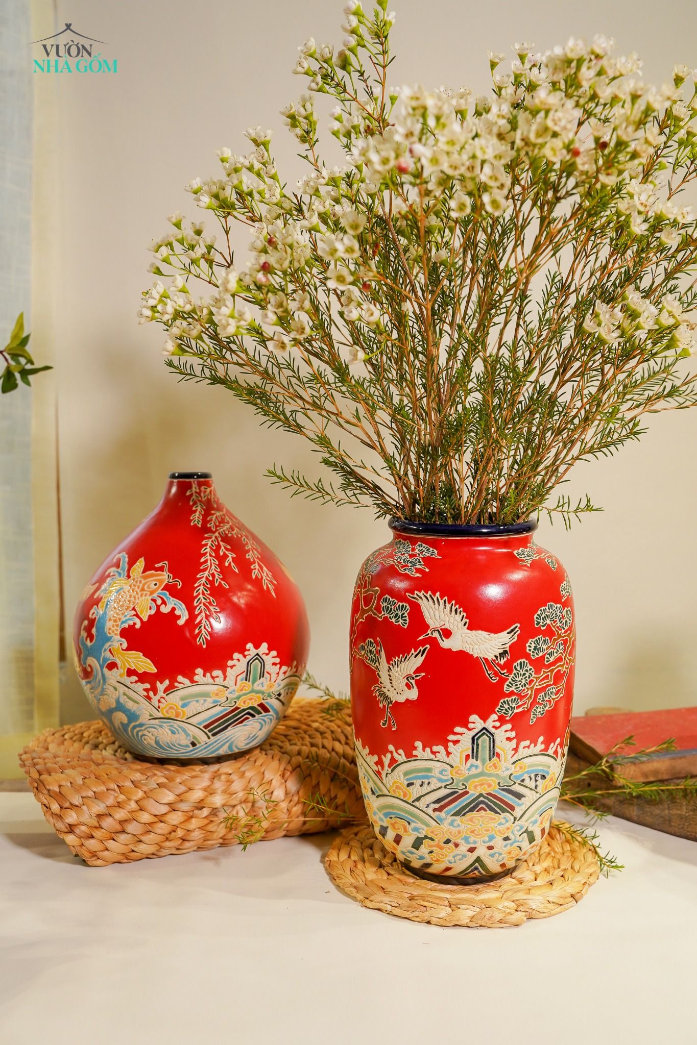 Bình cổ phục Việt tranh khắc Tùng Hạc, Gốm Thủ Biên, (C26 x R16 x M10) cm
