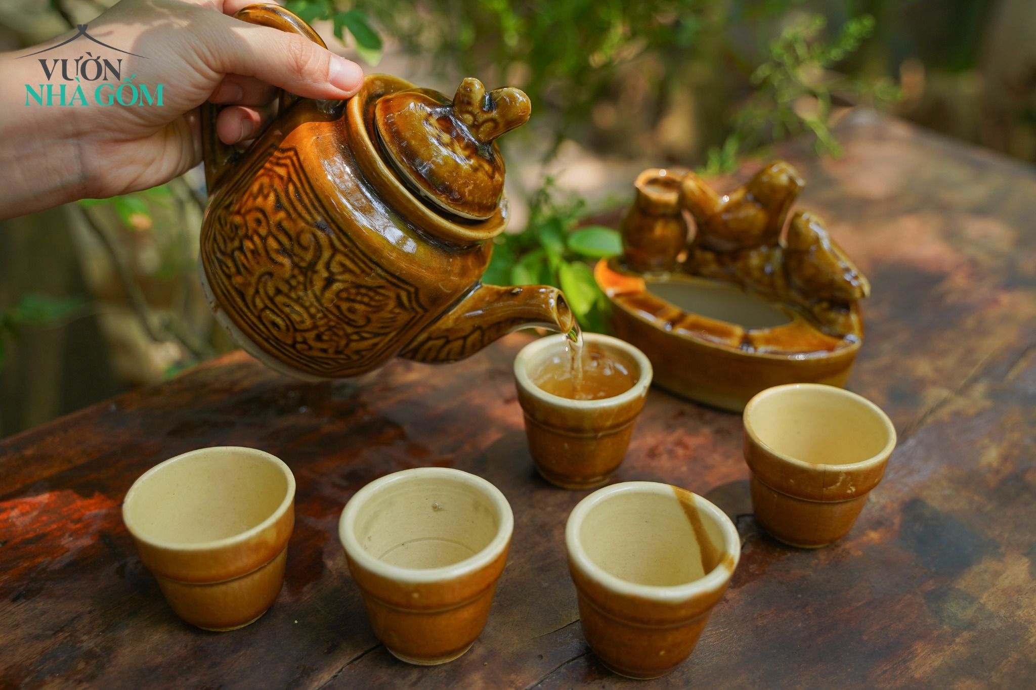  Bộ bình trà ký ức gồm bình trà, 5 tách và gạt tàn nâu vàng Nam Bộ 