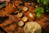  Bộ bình trà ký ức gồm bình trà, 5 tách và gạt tàn nâu vàng Nam Bộ 