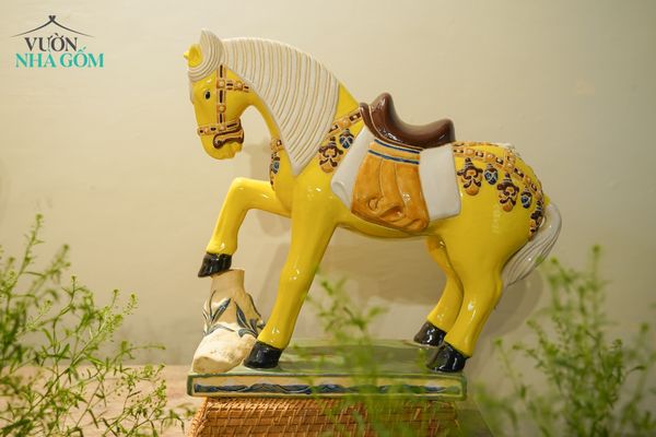  Ngựa gốm mỹ nghệ chạm khắc thủ công men vàng, gốm Nam Bộ D50xR15xC50cm 
