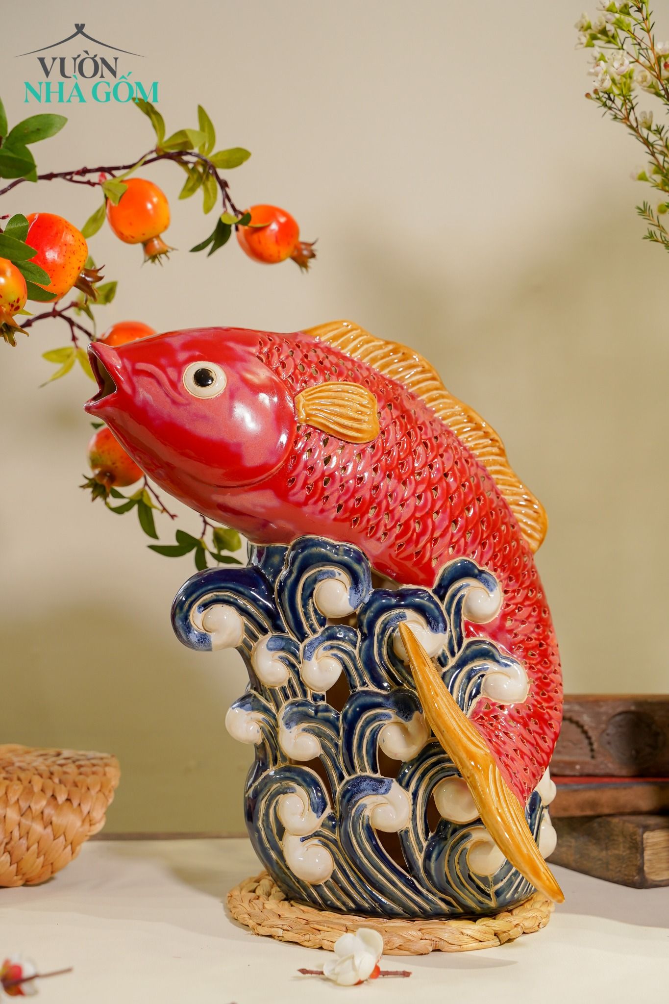 Cá chép đỏ lọng đèn, trang trí lọng đèn, chạm lọng thủ công, gốm Nam Bộ, D30 x C35cm