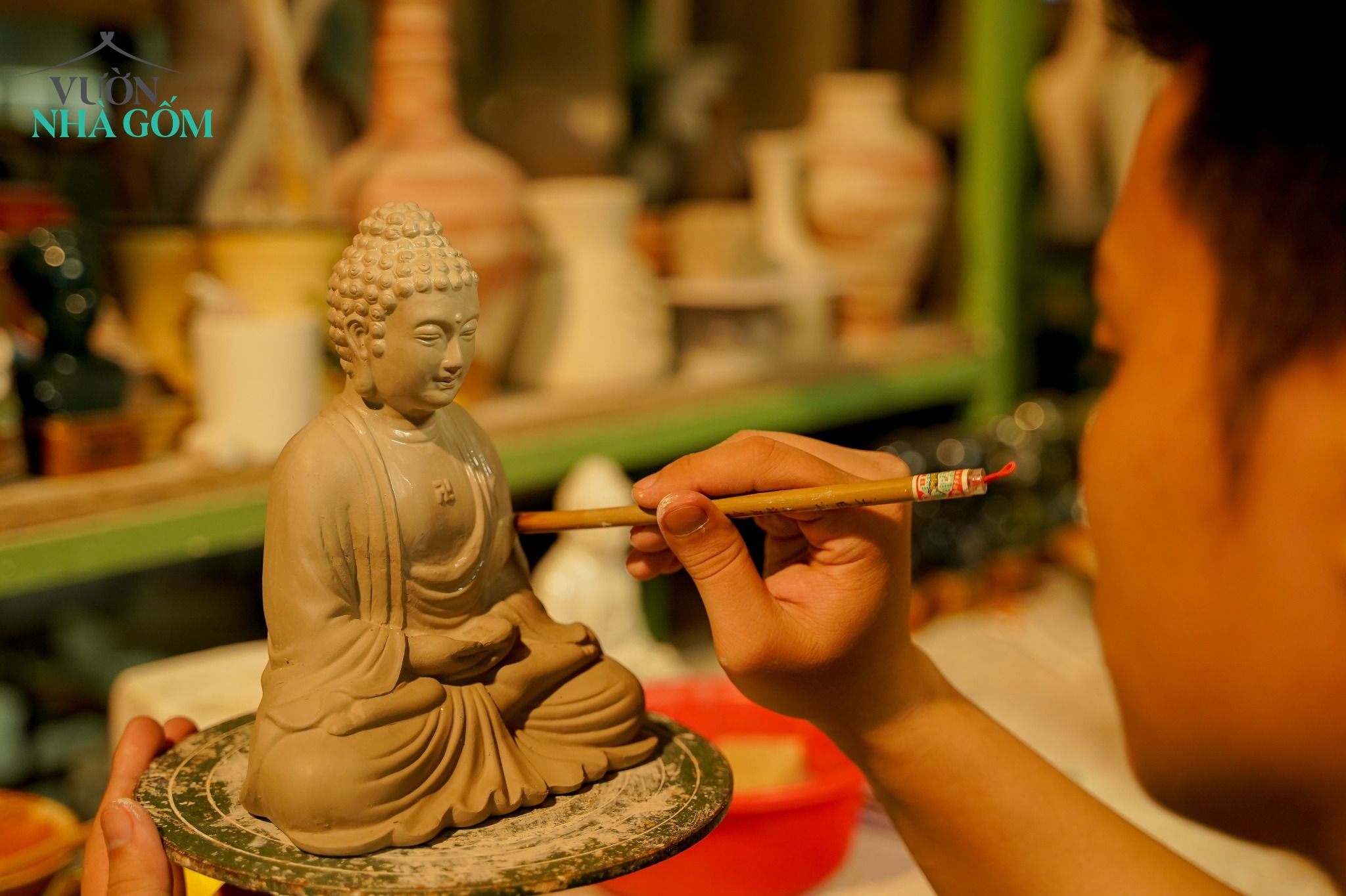 Tượng Phật A Di Đà, xưởng gốm Thủ Biên tạo hình và sáng tác, C18 x R14 cm