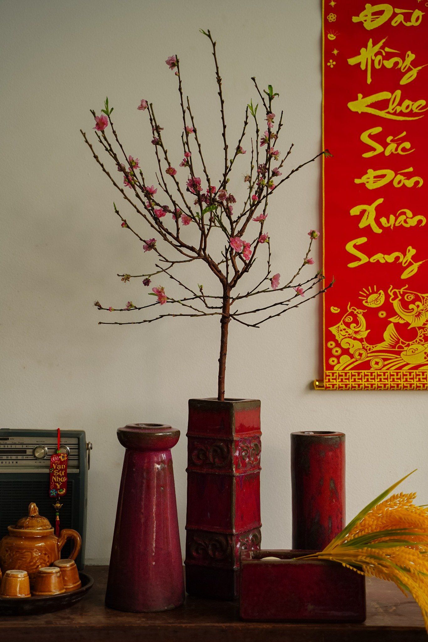 Bình ống cao men đỏ mận cổ nhỏ cắm Tuyết Mai, bình cắm hoa gốm Nam Bộ, R8 x C42cm