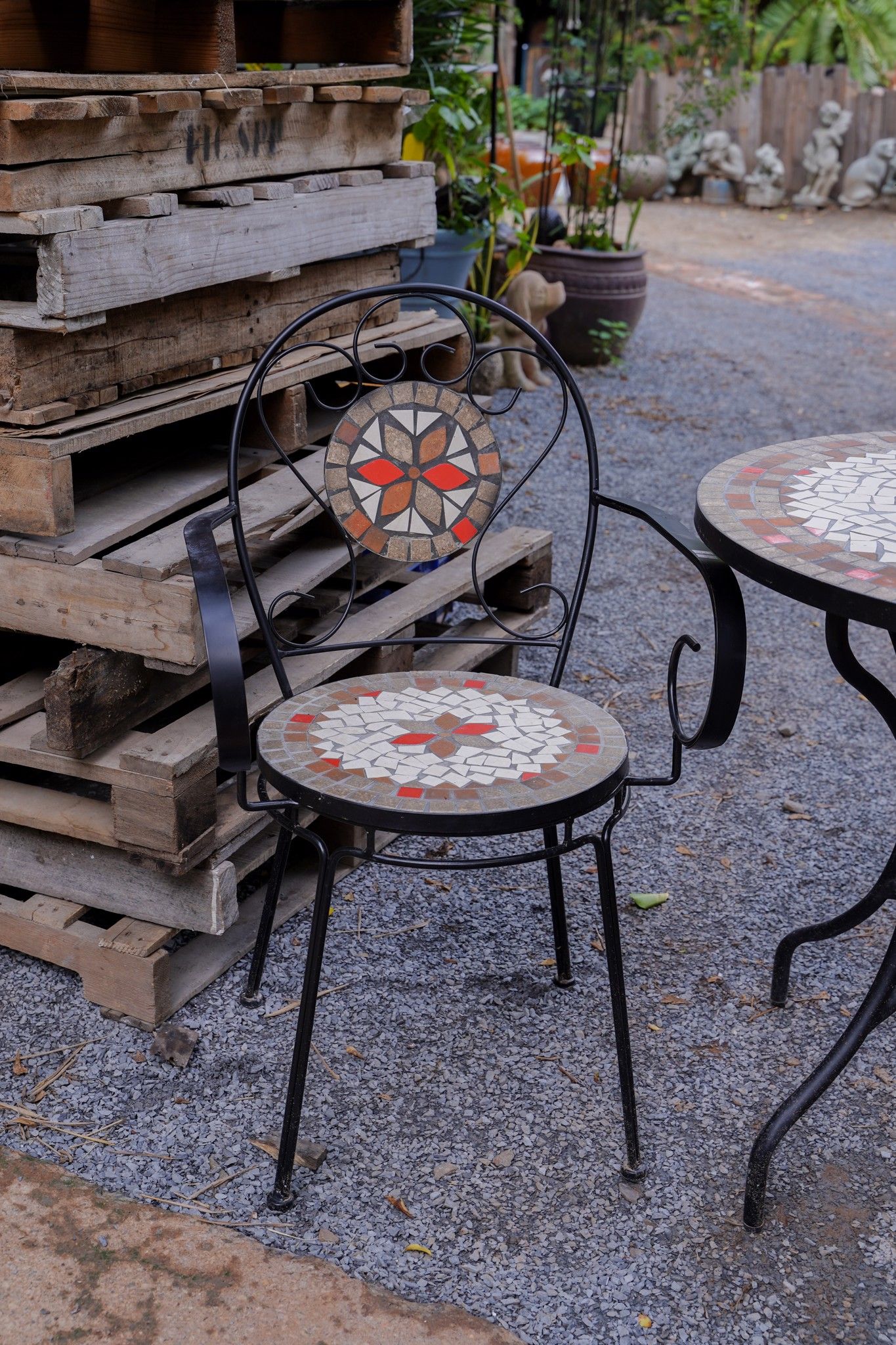Mosaic hiện đại, ghế ghép gốm họa tiết trắng nâu điểm cam, D70cm
