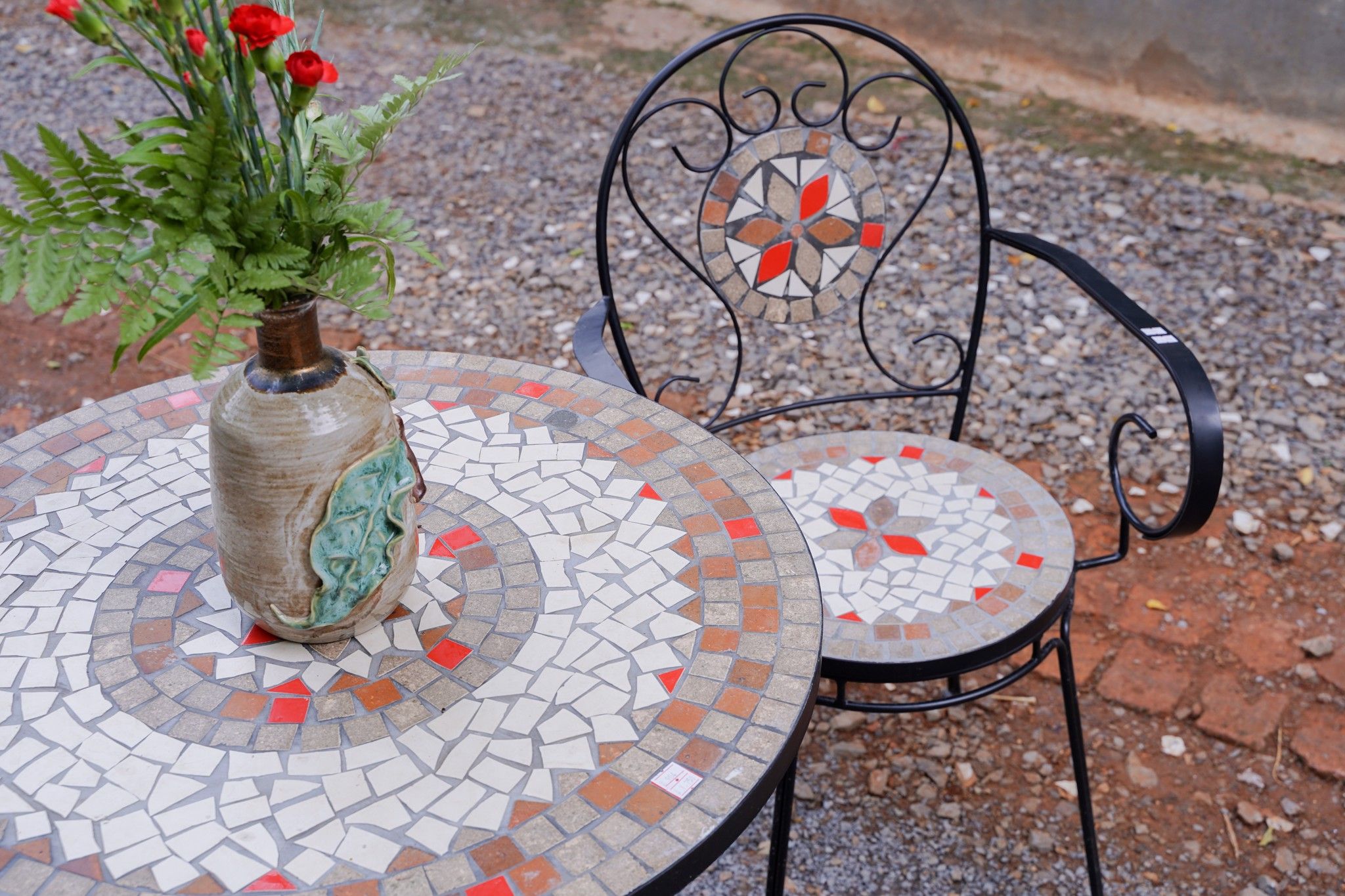 Mosaic hiện đại, bàn ghép gốm họa tiết trắng nâu điểm cam, D70 cm