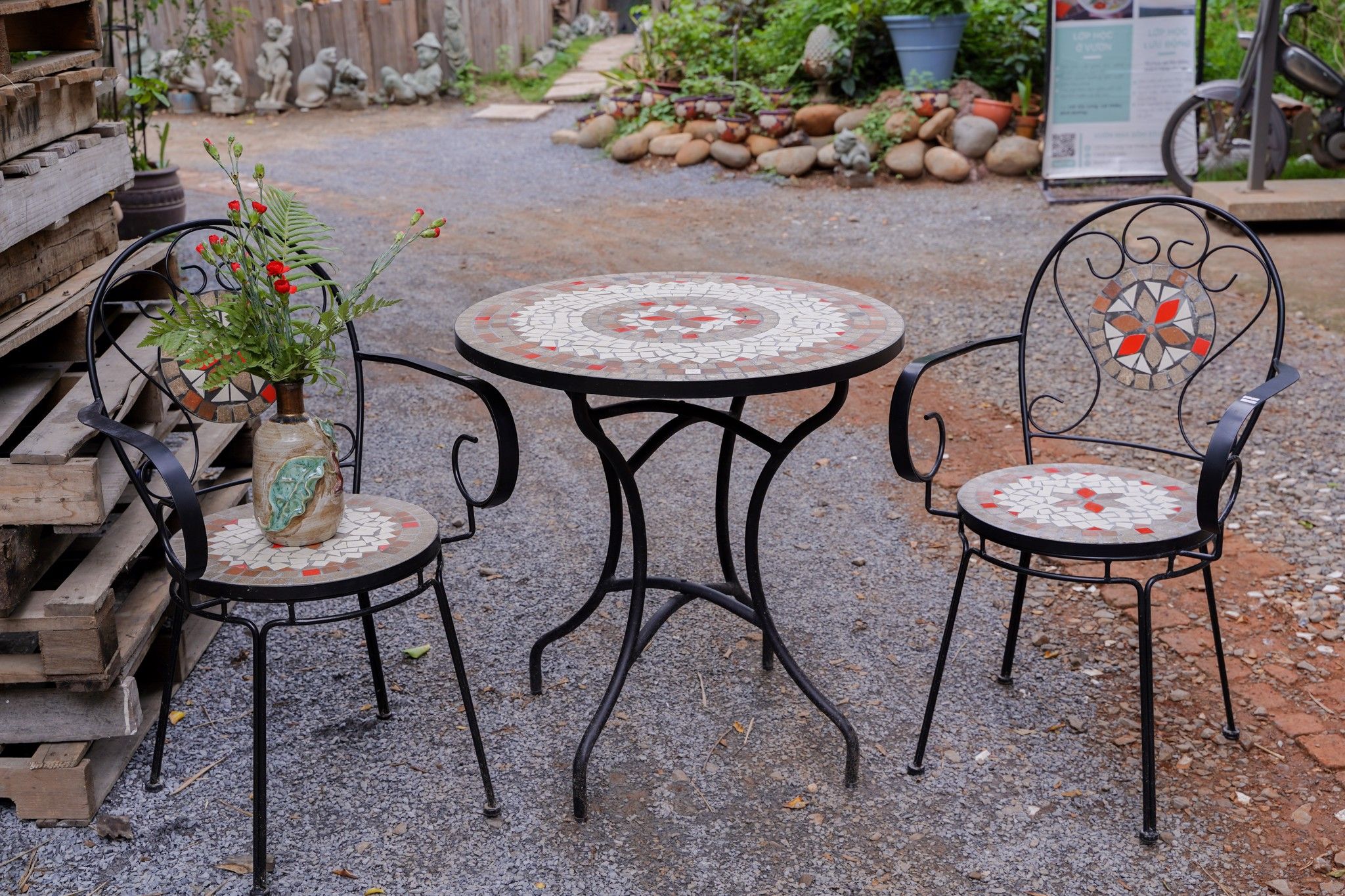 Mosaic hiện đại, ghế ghép gốm họa tiết trắng nâu điểm cam, D70cm